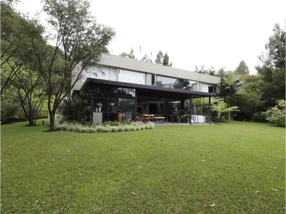 Venta Casa Llanogrande Recta al Aeropuerto en Unidad Cerrada