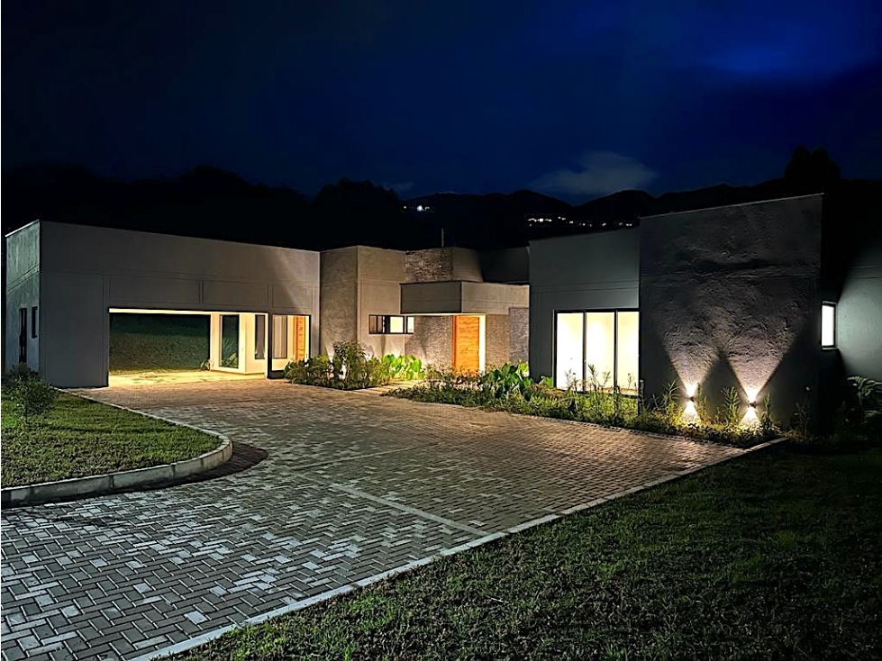 Venta Casa de Lujo Fizebad cerca Mall Carabanchel en Exclusiva Unidad
