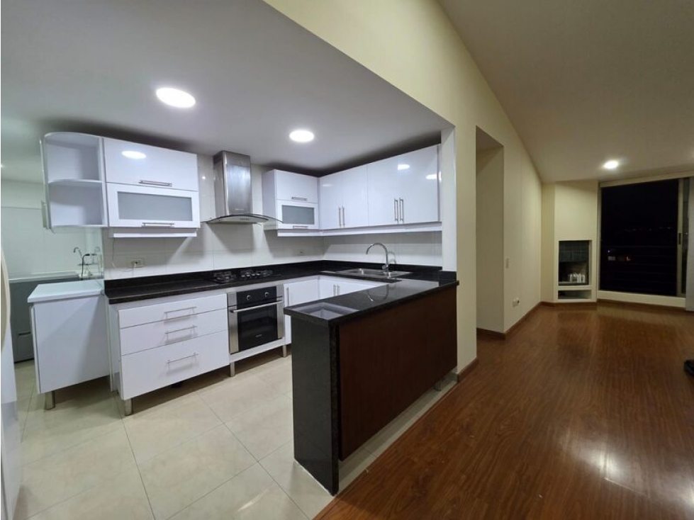 VENDO APTO CON BALCON Y ALTILLO PISO ALTO EN PUENTE LARGO -5