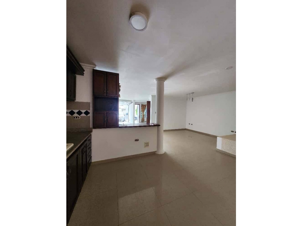 SE VENDE CASA DE 3 PISOS UNIFAMILIAR EN EL BARRIO NUEVO PRINCIPE — foto 2