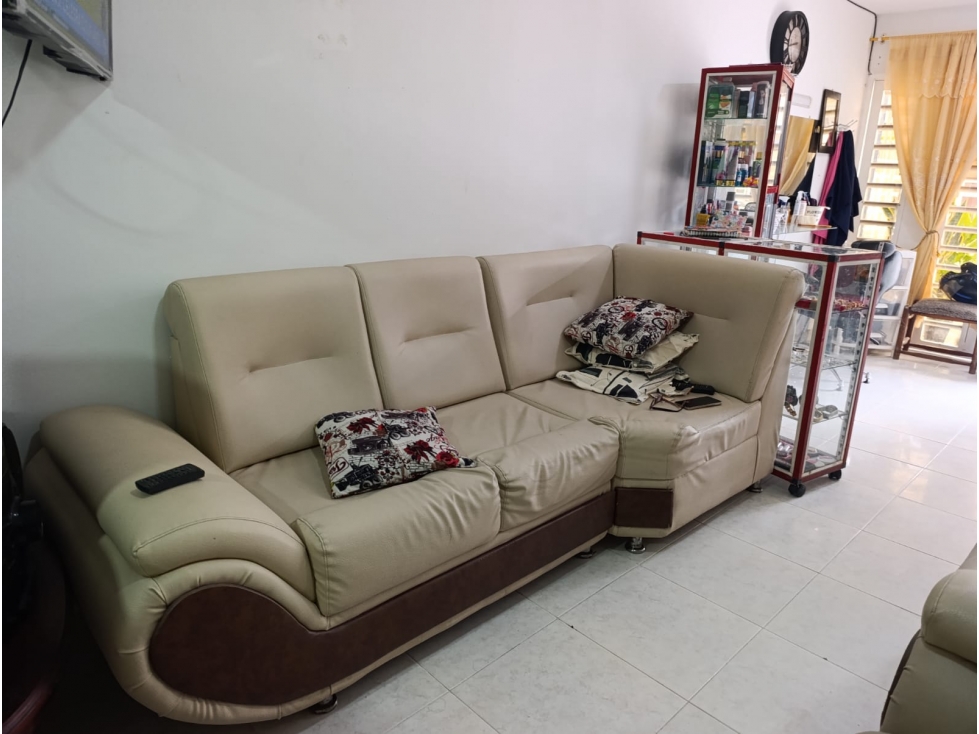 SE VENDE CASA DE 3 PISOS BIFAMILIAR EN EL BARRIO LA INDEPENDENCIA — foto 2
