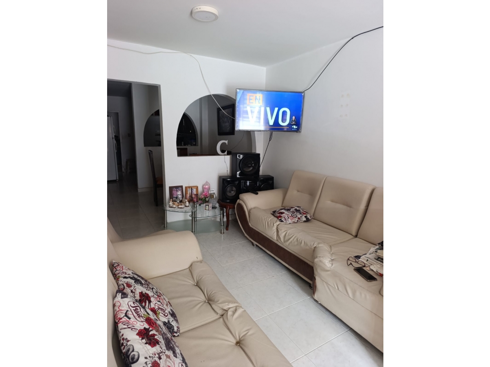 SE VENDE CASA DE 3 PISOS BIFAMILIAR EN EL BARRIO LA INDEPENDENCIA — foto 4