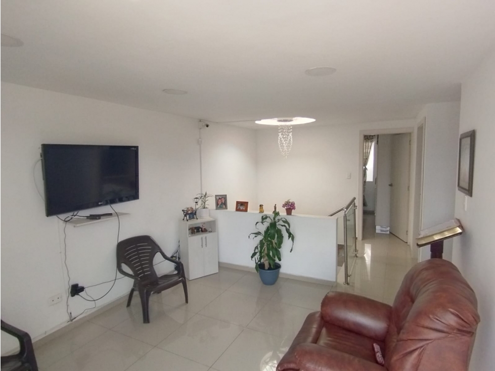 SE VENDE CASA DE DOS PISOS BARRIO ALVERNIA EN TULUÁ. — foto 2