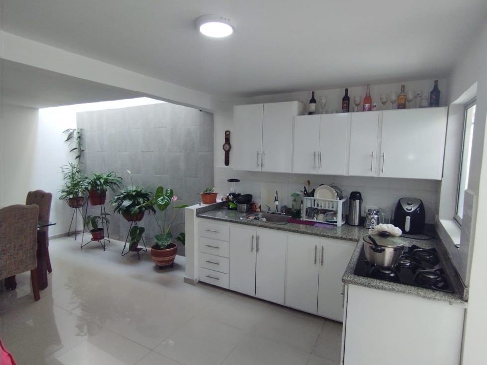 SE VENDE CASA DE DOS PISOS BARRIO ALVERNIA EN TULUÁ.