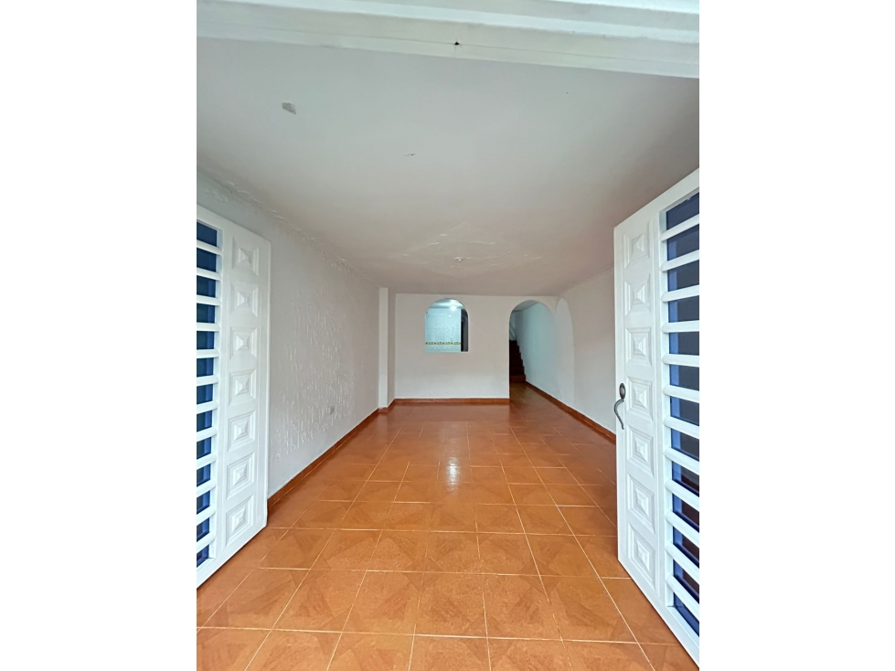 SE ARRIENDA CASA TRES PISOS UNIFAMILIAR BARRIO MIRAFLORES TULUÁ