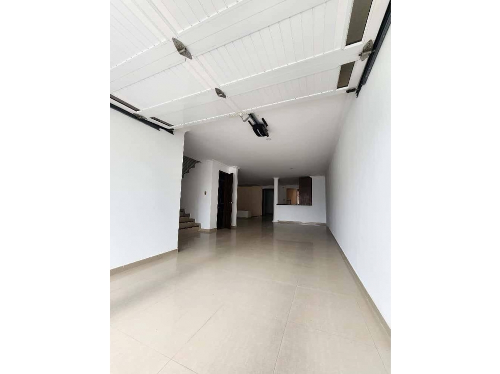SE VENDE CASA DE 3 PISOS UNIFAMILIAR EN EL BARRIO NUEVO PRINCIPE