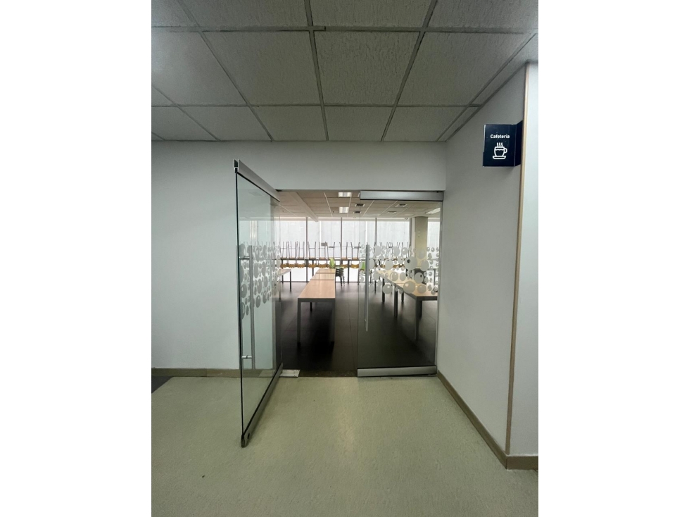 SE ARRIENDA OFICINA EN BOGOTA CON MOBILIARIO