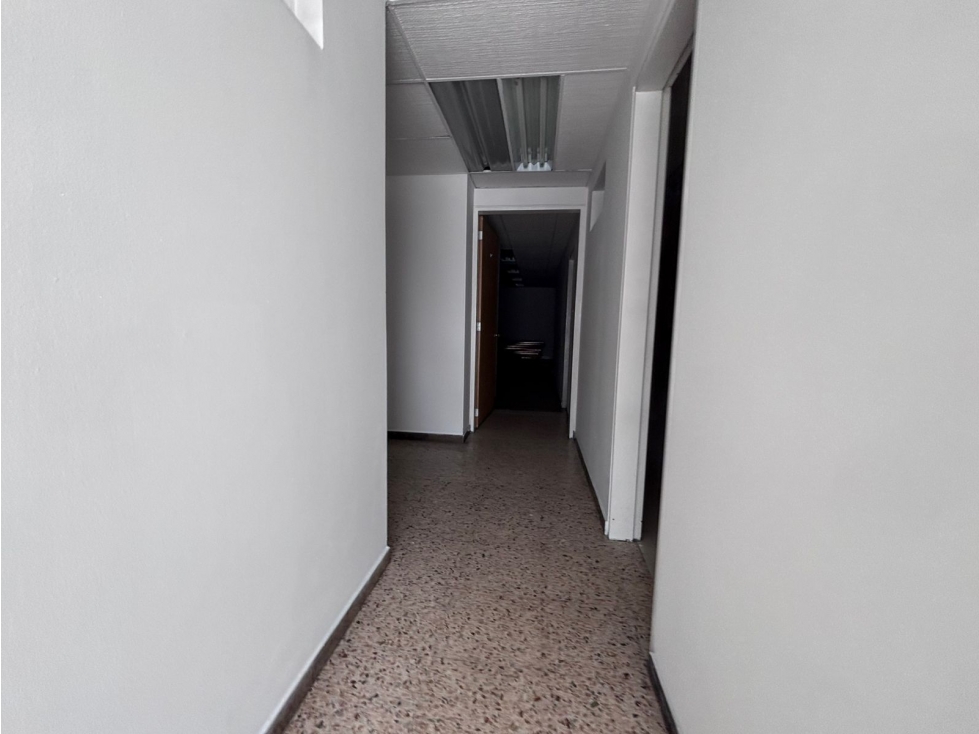 SE ARRIENDA LOCAL CON OFICINAS EN ENGATIVA