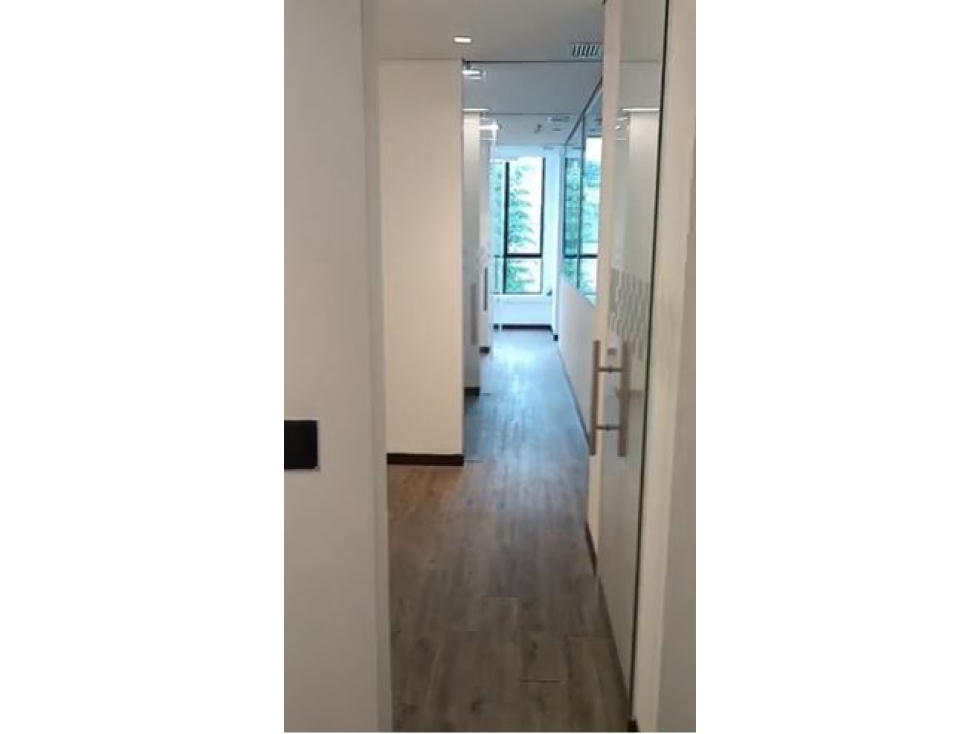 SE ARRIENDA OFICINA DE 203M2 EN EL POBLADO
