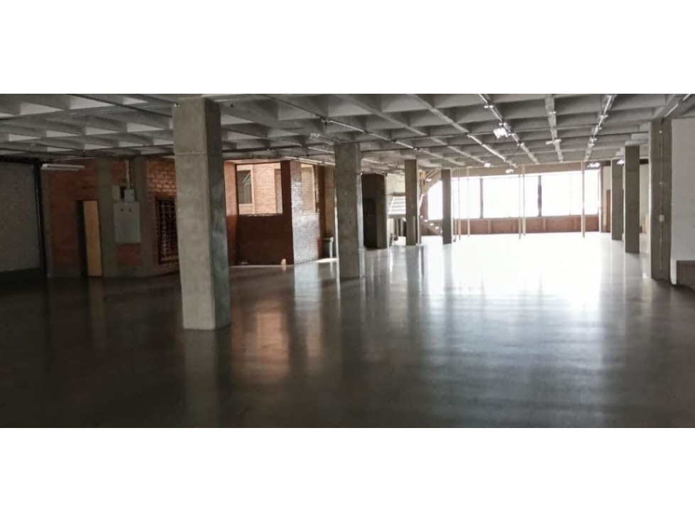 SE ARRIENDA OFICINA POBLADO