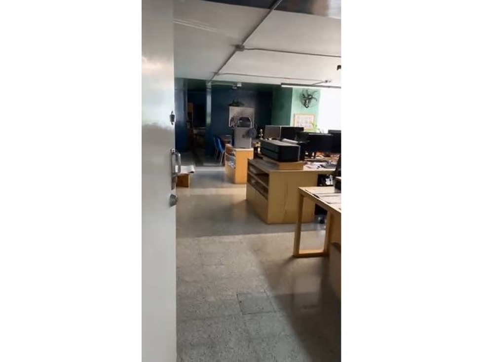 SE ARRIENDA OFICINA POBLADO AMOBLADA