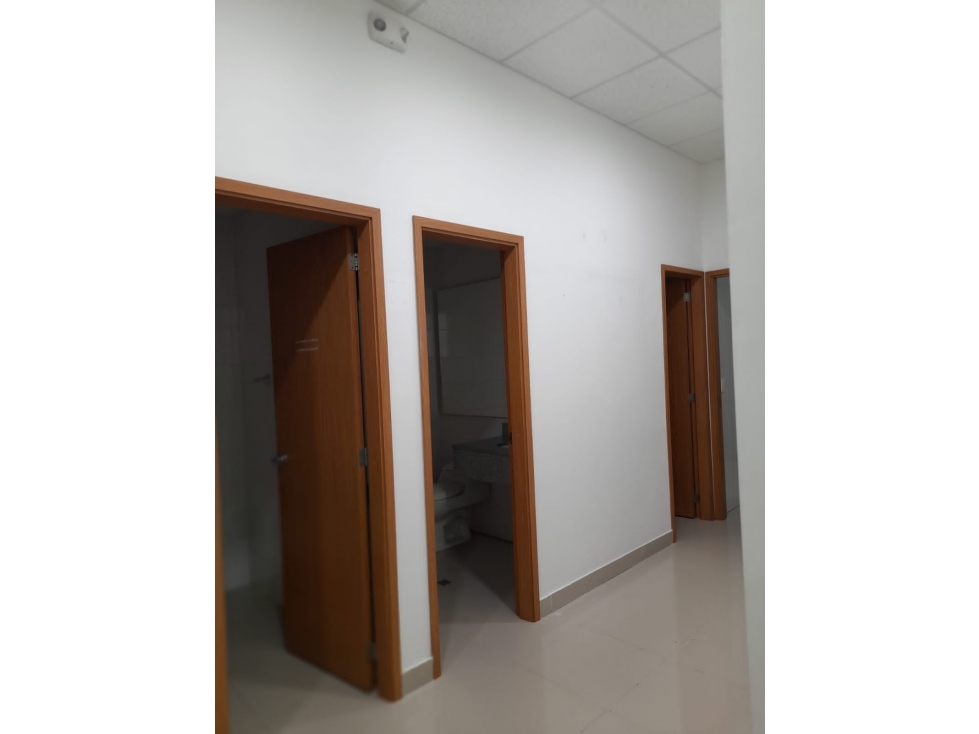 SE ARRIENDA O VENTA OFICINA EN EL POBLADO - 5