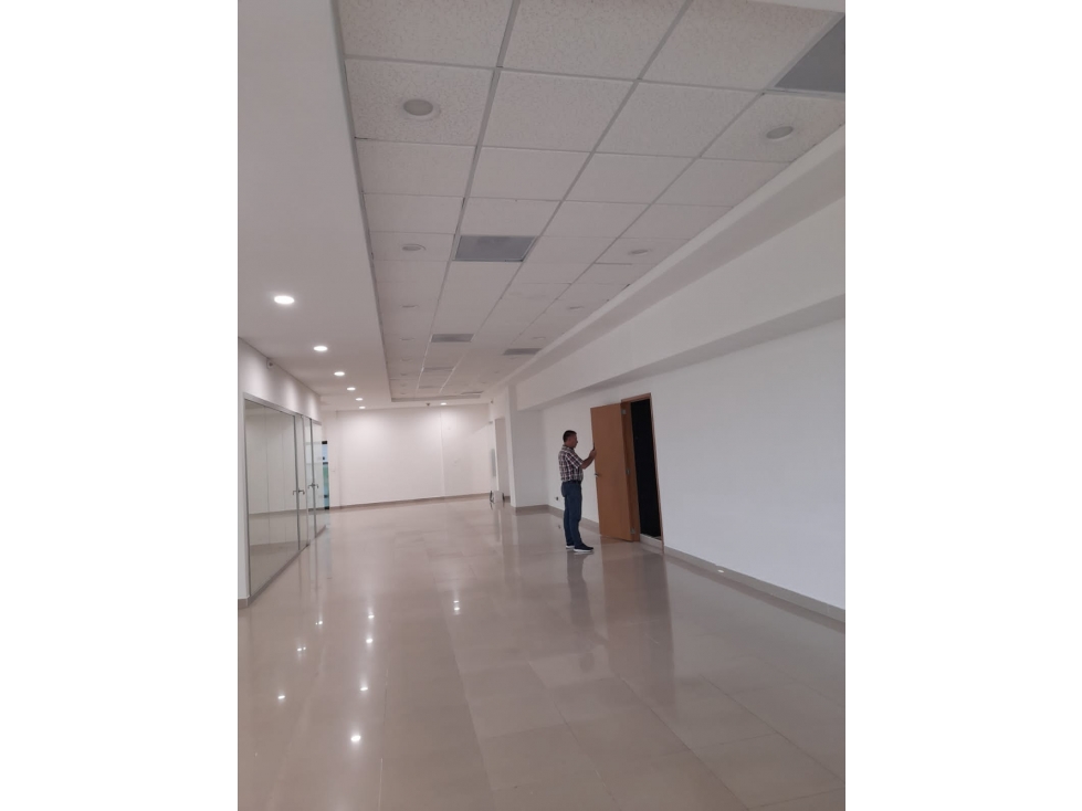 SE ARRIENDA O VENTA OFICINA EN EL POBLADO - 4