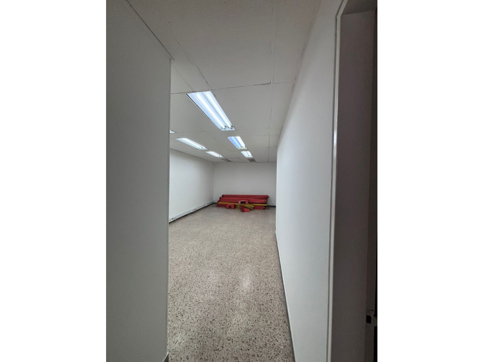 SE ARRIENDA LOCAL CON OFICINAS EN ENGATIVA — foto 4