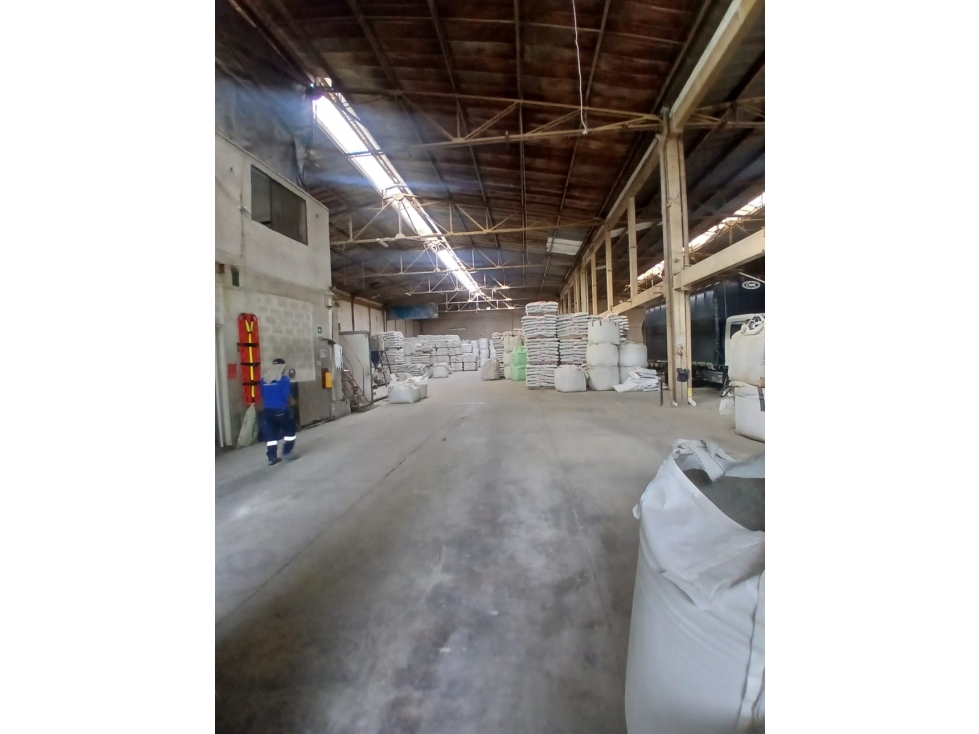 SE ARRIENDA BODEGA EN SABANETA - 1