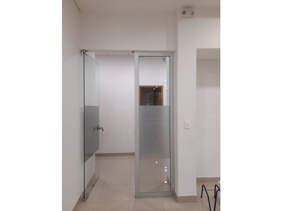 SE ARRIENDA O VENTA OFICINA EN EL POBLADO - 6