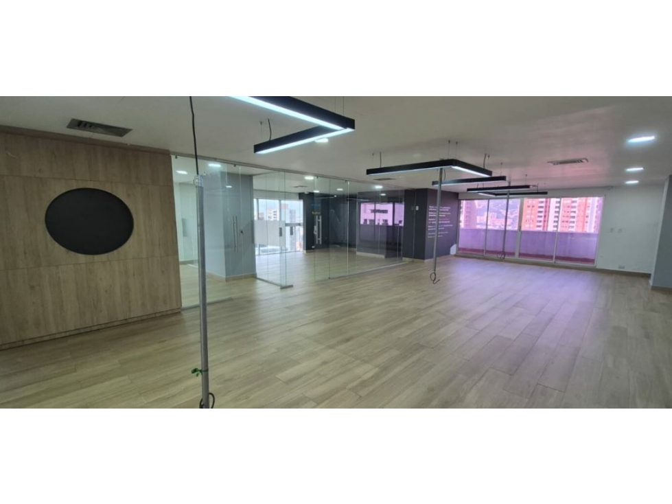 SE ARRIENDA OFICINA EN EL POBLADO — foto 2
