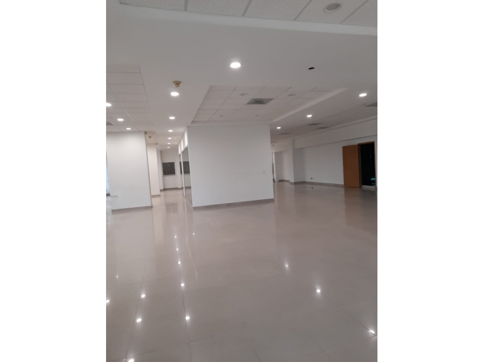 SE VENDE OFICINA POBLADO - 4