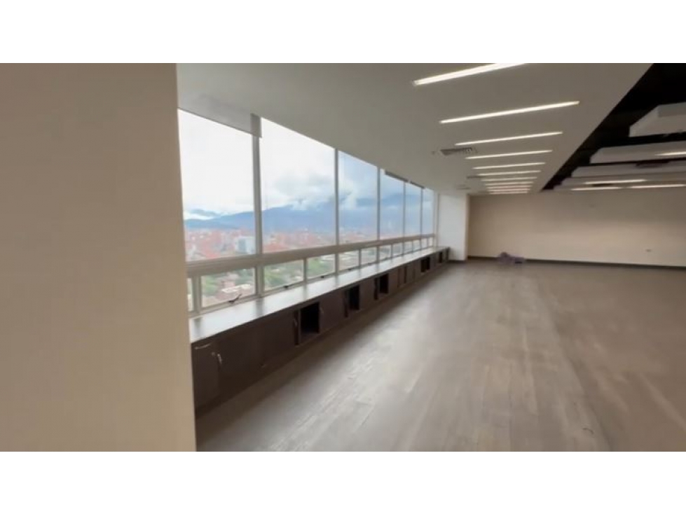SE ARRIENDA OFICINA EN MEDELLIN