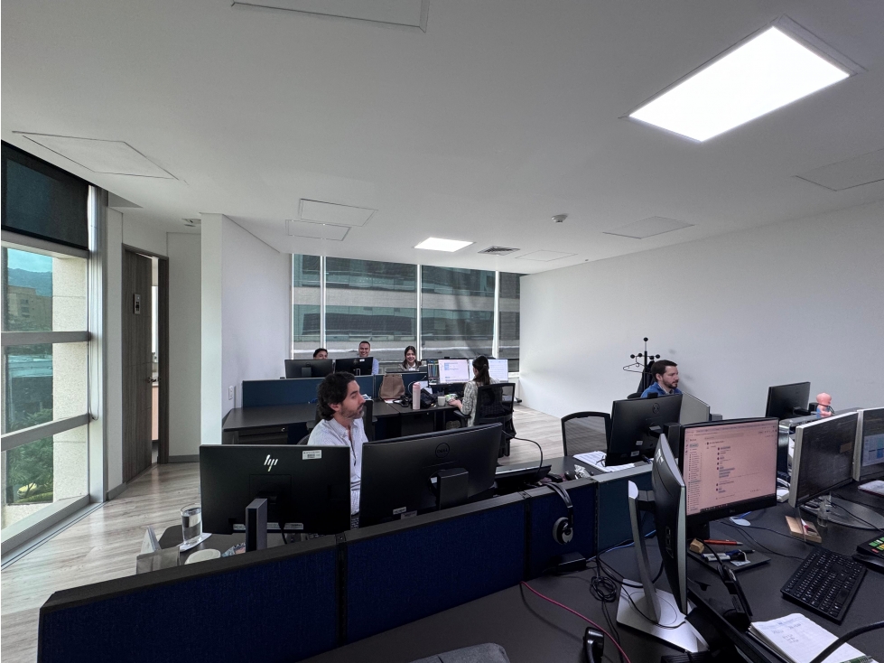 SE ARRIENDA OFICINA POBLADO