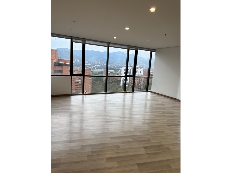 SE VENDE OFICINA EN EL POBLADO - 2
