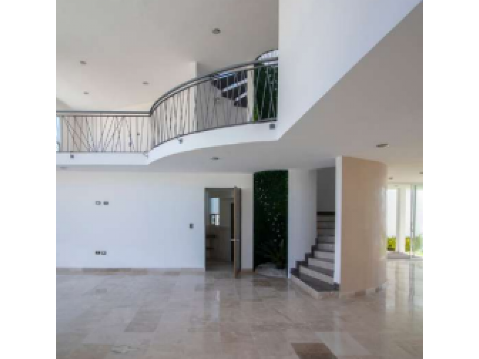 Residencia En Venta En Fracc. Cerrado Con Bosque Zona La Calera — foto 2