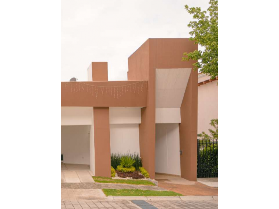 Residencia en Venta En Fracc. Cerrado en La Calera