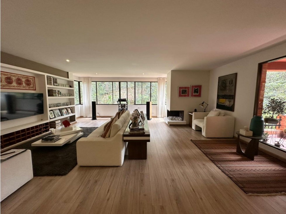 SE ARRIENDA APARTAMENTO AMOBLADO EN SANTA BARBARA ALTA 160M2 BALCÓN