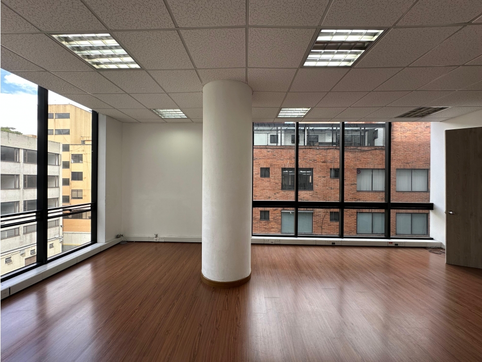 SE VENDE O ARRIENDA OFICINA EN CHICÓ NORTE 48M2