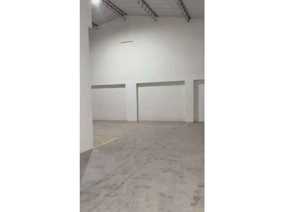 SE VENDE O ARRIENDA BODEGA EN TOBERIN 690m2