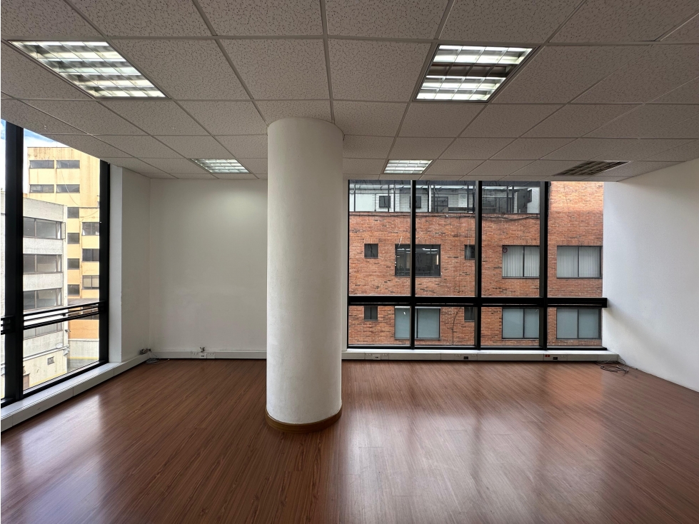 SE VENDE O ARRIENDA OFICINA EN CHICÓ NORTE 48M2 — foto 2