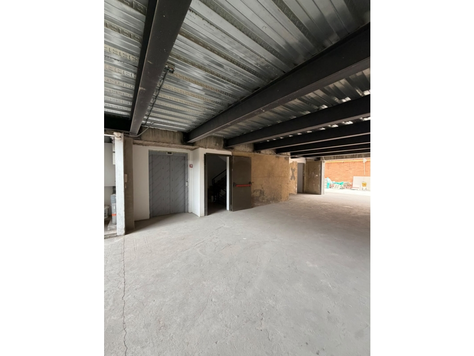 SE VENDE O ARRIENDA EDIFICIO EN SANTA BÁRBARA 1.360M2 - 2