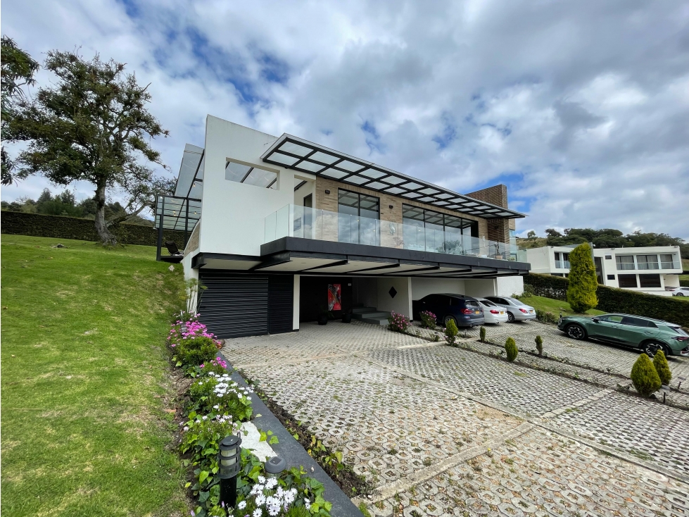 SE VENDE CASA EN APOSENTOS YERBABUENA 414m2 TERRAZAS 90m2