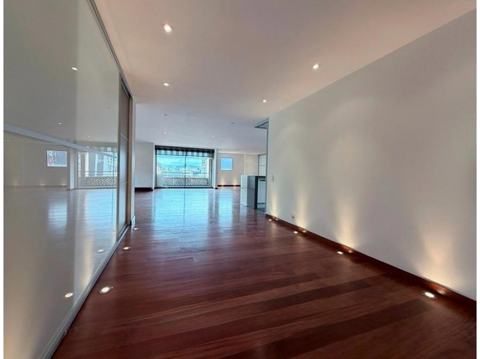 Se arrienda apartamento con dos balcones de 250 m² en La Cabrera