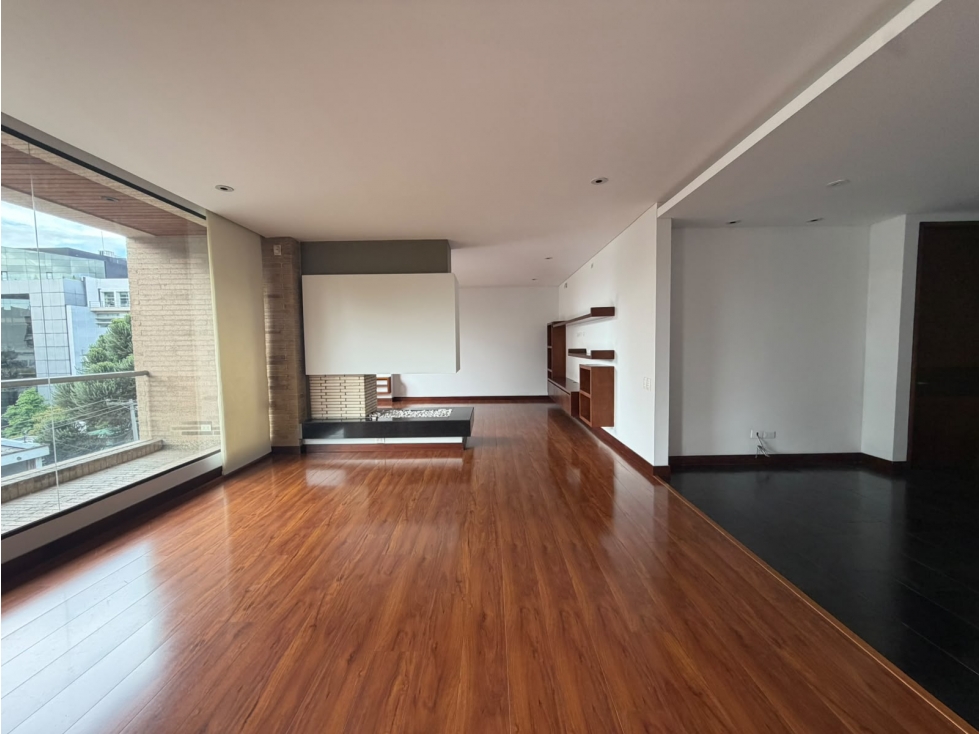 SE ARRIENDA APARTAMENTO EN CHICÓ RESERVADO 242M2 + BALCÓN 11M2