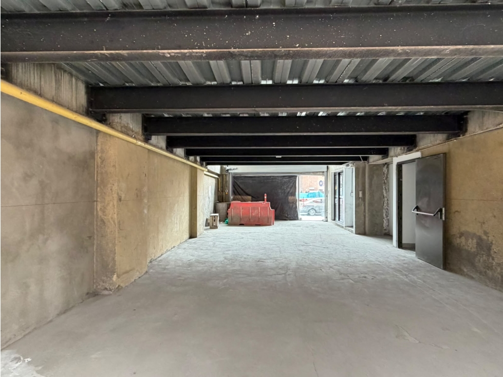 SE VENDE O ARRIENDA EDIFICIO EN SANTA BÁRBARA 1.360M2 - 4