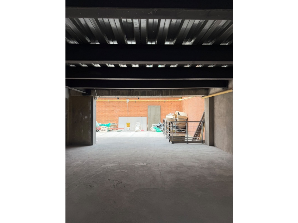 SE VENDE O ARRIENDA EDIFICIO EN SANTA BÁRBARA 1.360M2 - 5