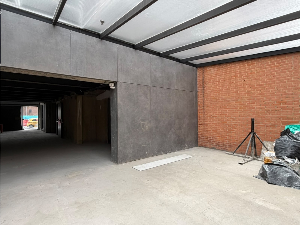 SE VENDE O ARRIENDA EDIFICIO EN SANTA BÁRBARA 1.360M2 - 6