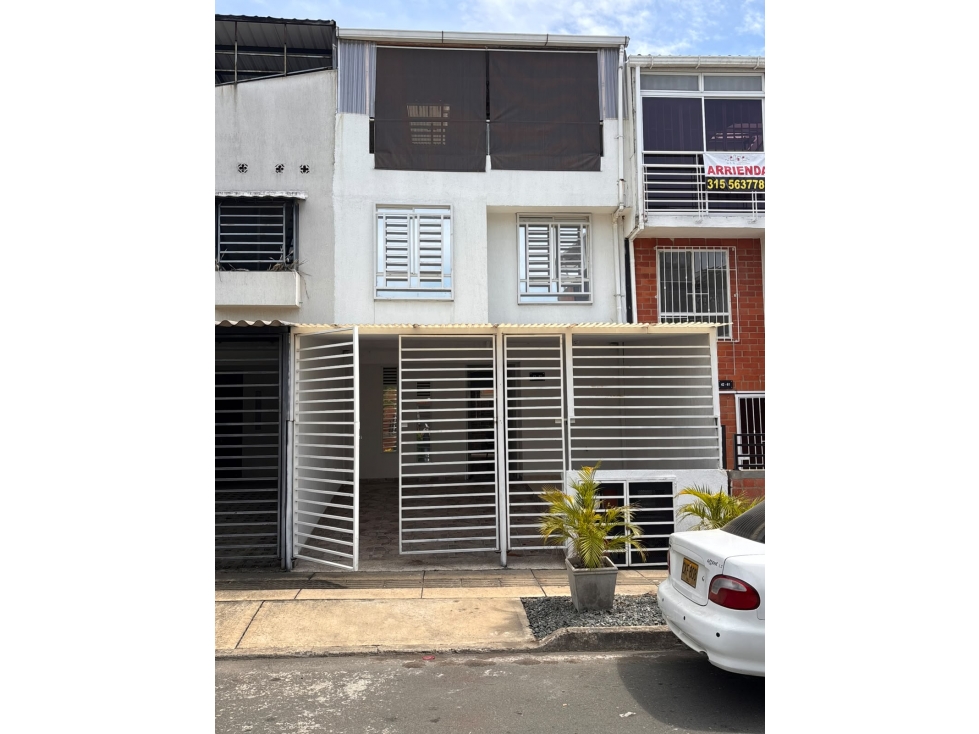 VENDO CASA EN CIUDAD PACIFICA DE TRES NIVELES CON TERRAZA
