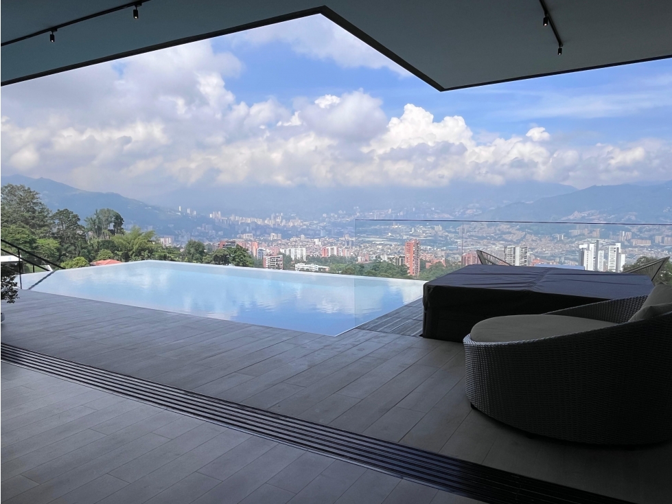VENTA CASA en el Poblado - Balsos con piscina y vista a la ciudad.