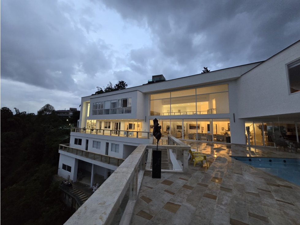 VENTA CASA MODERNA con PISCINA en el Poblado, Palmas. Pedido $14.000 — foto 2