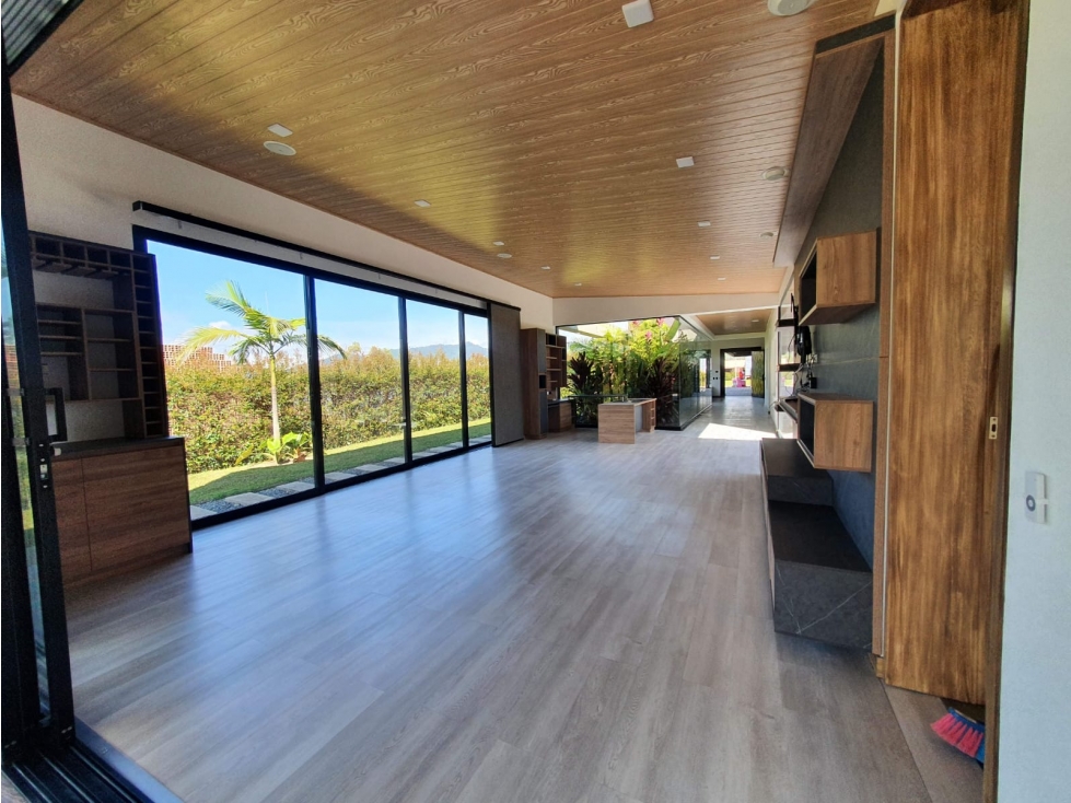 VENTA moderna y exclusiva CASA campestre en Llanogrande con lago. — foto 4