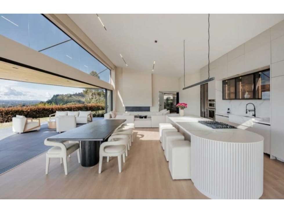 VENTA DE NUEVA Y MODERNA CASA en Llanogrande de 1 nivel con jacuzzi.