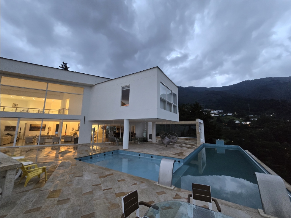 VENTA CASA MODERNA con PISCINA en el Poblado, Palmas. Pedido $14.000