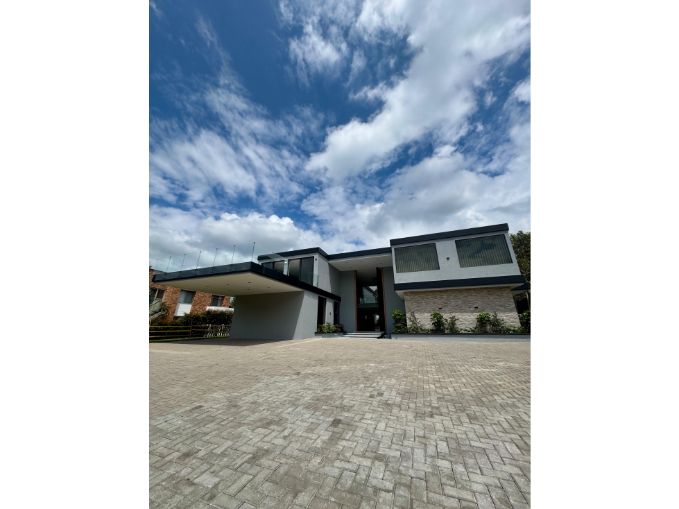 VENDO CASA de lujo para estrenar en Llanogrande, unidad cerrada.
