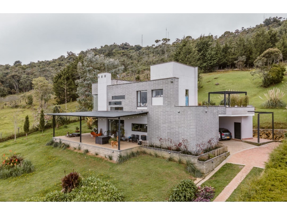 Venta de moderna casa independiente en Santa Elena, vereda El Plan.