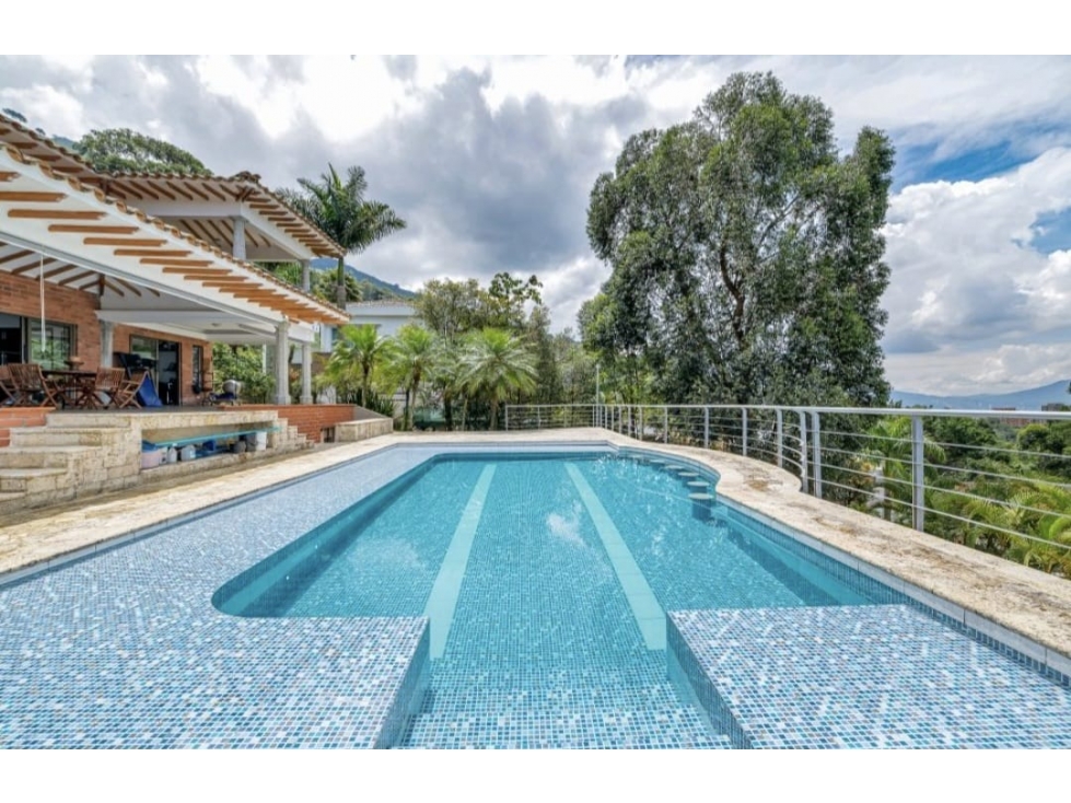 VENTA de espectacular CASA con PISCINA en Las Palmas - Poblado. Vista — foto 5