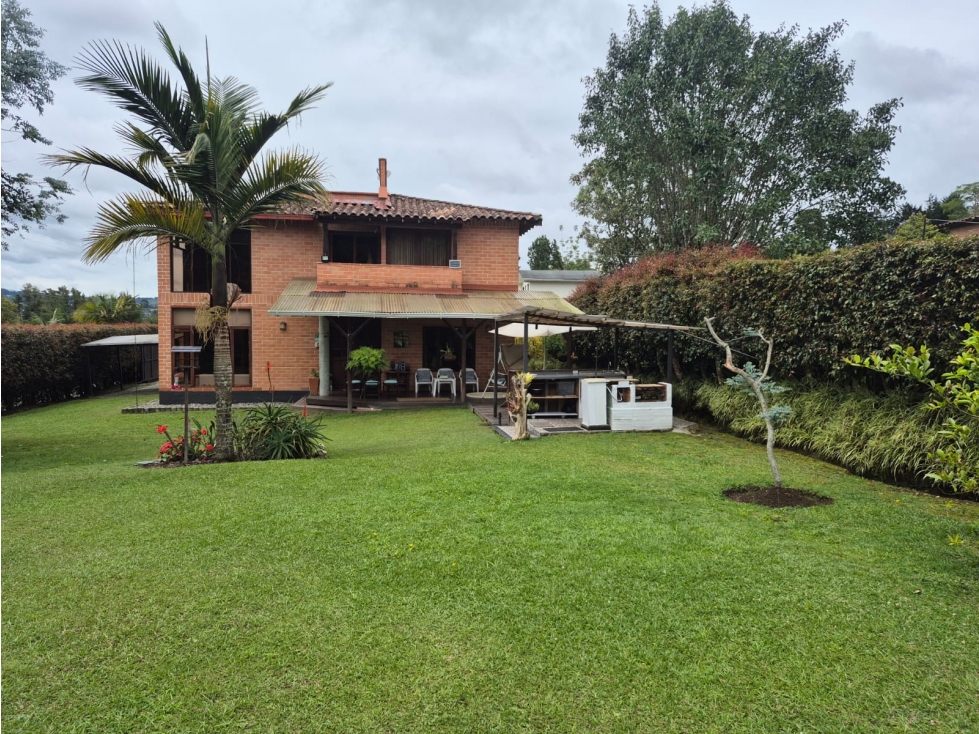 Vendo CASA con amplio jardín en parcelación Envigado - El Escobero.