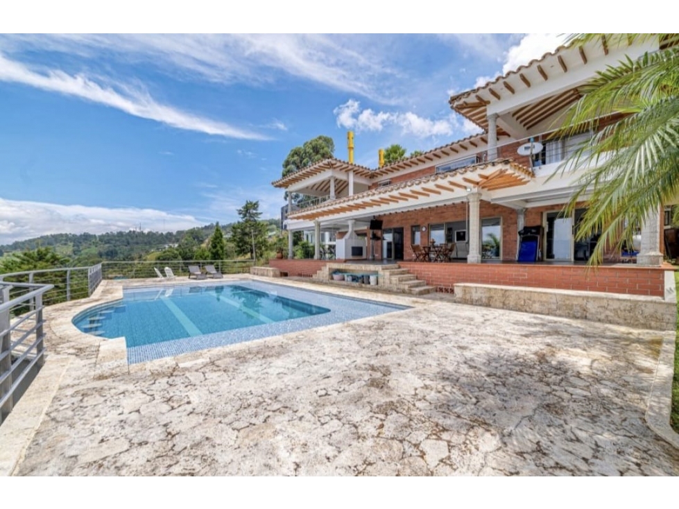 VENTA de espectacular CASA con PISCINA en Las Palmas - Poblado. Vista