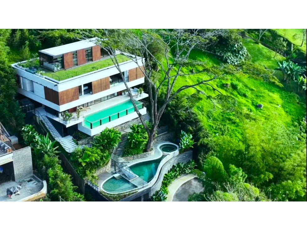 VENDO espectacular CASA con piscina, Poblado - Balsos. Pedido $11.000